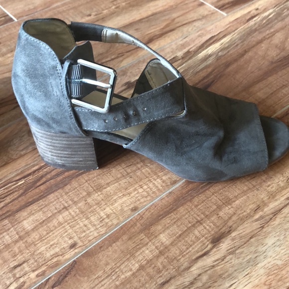 Nine West 2 inch Heel Sandals Size 9 - Picture 3 of 4